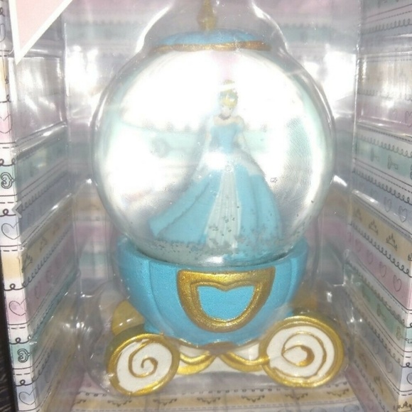 Cinderella Snow Globe ( last one) - Picture 5 of 7